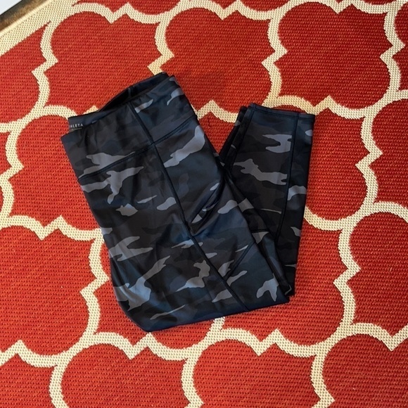 ATHLETA dark camo 7/8 legging size 1X - Picture 3 of 13